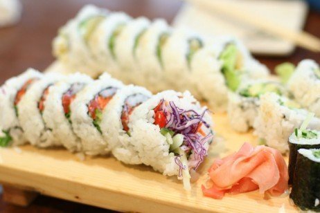 Arrumando ingredientes vegetarianos para a comida japonesa Temperos na comida japonesa