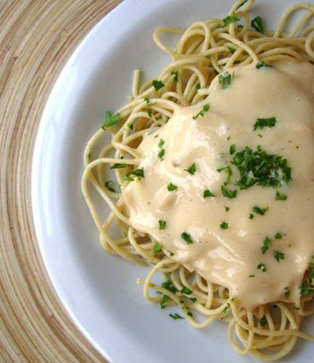 Combinando o molho branco vegano